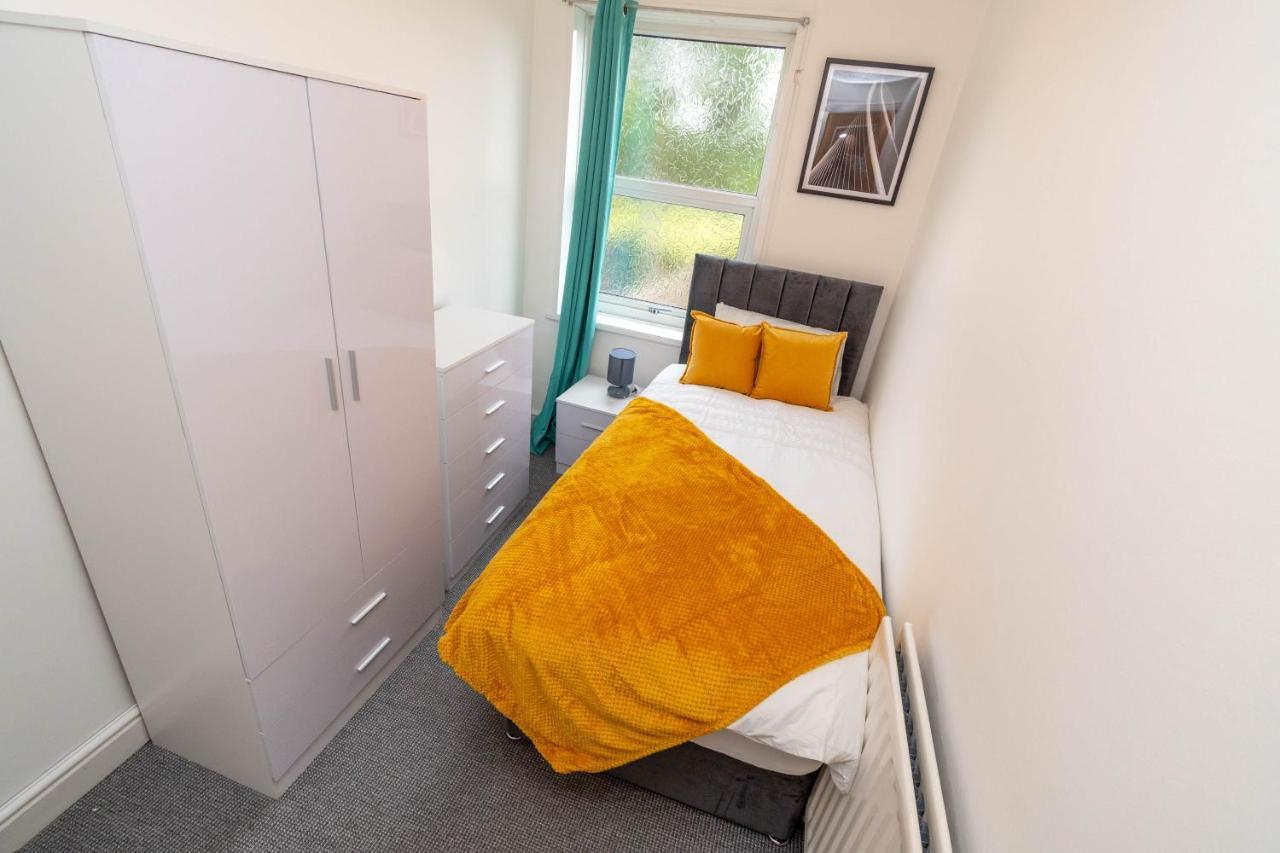 Fantastic 3 Bedroom House *Free Parking* Wolverhampton Exterior photo